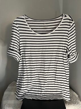 Casual Black & White Striped Short Sleeve Tee by EST 1946 size Large